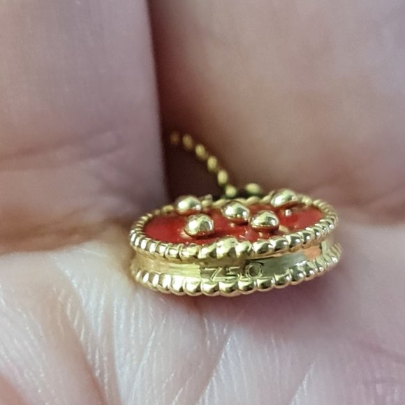 Beautiful necklace with designer inspired pendant - Picture 9 of 15